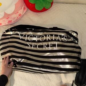 VICTORIAS SECRET DUFFLE BAG